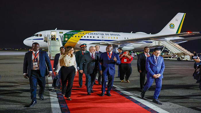 A su llegada a la capital angoleña, Luanda, Lula da Silva fue recibido por el ministro de Relaciones Exteriores del país africano, Tete António.