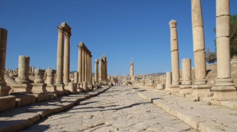 Se trata del segundo lugar más visitado del reino hachemita y se encuentra a 50 km al norte de Amán, la capital de Jordania. Este lugar es testigo de la mezcla del mundo grecorromano del Mediterráneo y las antiguas tradiciones del mundo árabe.