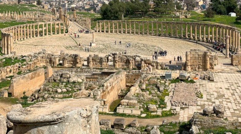 Conformada por teatros, templos, plazas, edificios religiosos, se conserva con éxito, pues se encontró enterrada bajo la arena del desierto hasta 1920.