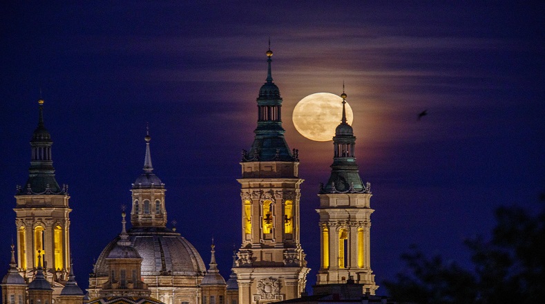 La Luna se encuentra más próxima a la Tierra, por lo que se puede percibir más grande.