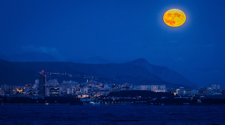 Se le nombra azul a una segunda Luna llena del mismo mes, para  diferenciarla  de la primera que ya se pudo apreciar.