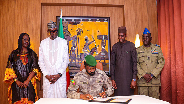 El líder de la junta militar de Mali firma el acuerdo para la creación de la Alianza de Estados del Sahel.