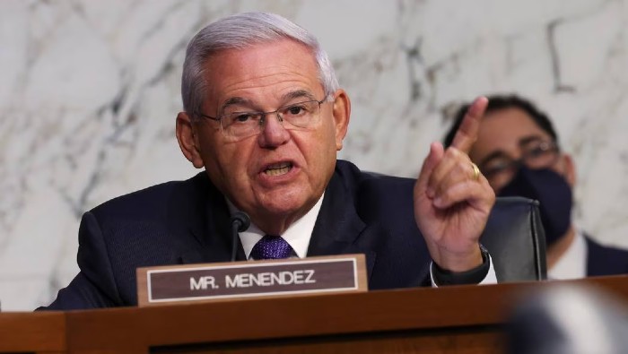 En consonancia a las normas establecidas por la bancada demócrata, Menendez tiene la obligación de dimitir como presidente de la Comisión de Relaciones Exteriores del Senado.