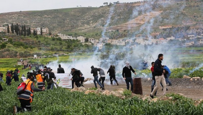 Otras plataformas informativas reflejaron que las fuerzas israelíes golpearon a los participantes en la manifestación, incluidos activistas árabes y extranjeros.