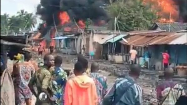 Esta mañana, ocurrió un grave incendio en la ciudad de Seme Podji. Desgraciadamente, hemos registrado 34 muertos, incluyendo dos bebés", dijo el funcionario.