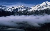 El lago Lhonak está situado en la base de un glaciar cercano a la tercera montaña más alta del mundo, el pico Kangchenjunga.