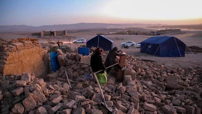 Los propios residentes excavan con sus manos entre los escombros tratando de localizar a sus familiares sepultados.