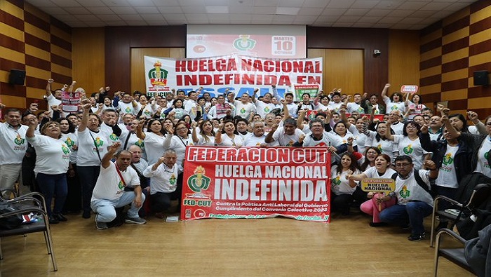 Los trabajadores del sector salud piden recibir 5,500 soles peruanos ($1,443 dólares, al cambio) que ya fueron acordados previamente. 