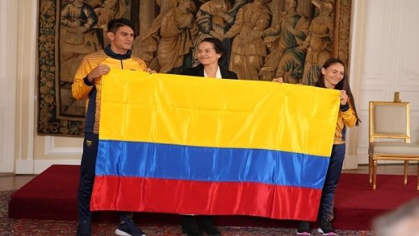 La bandera colombiana fue recibida por la boxeadora Jenny Arias y el taekwondista Miguel Ángel Trejos.