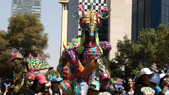 El Día de Muertos es una de las festividades más populares de México, donde se combinan las creencias prehispánicas con las tradiciones católicas traídas por los españoles