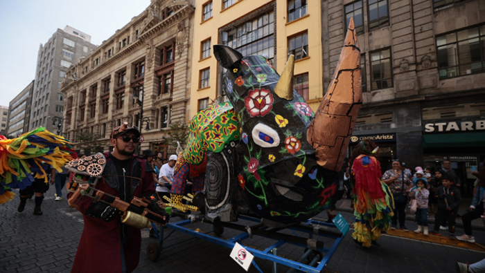 Los alebrijes, figuras de animales fantásticos, tienen su origen en el trabajo del artesano Pedro Linares, quien los creó en la década de 1930 tras ver creaturas en su sueño.