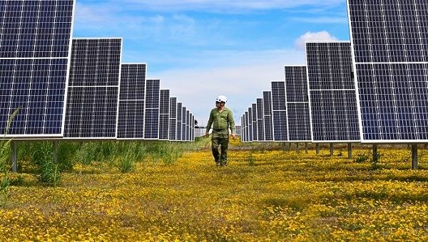 La inversión en energías renovables no solo impulsa la creación de empleos en la fabricación y la instalación, sino que también fomenta la investigación y el desarrollo de tecnologías más limpias y eficientes.