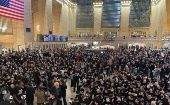 Miles de personas protestaron en el vestíbulo principal de Grand Central vistiendo camisetas negras con mensajes como "alto el fuego ahora" o "no en nuestro nombre".