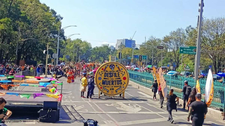 En el Gran Desfile de Día de Muerto participaron bailarines de danza prehispánica y contemporánea, quienes abrieron camino en esta gran celebración en una comparsa ciudadana.