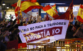 Las protestas se generan luego de que el líder socialista español, Pedro Sánchez, confirmara su cargo al frente del Gobierno.