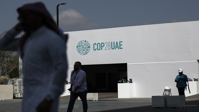 La COP28 comenzó este 30 de noviembre y se extenderá hasta el 12 de diciembre, en Dubái, Emiratos Árabes Unidos. Al evento acudirán alrededor de unos 70.000 delegados acreditados, según estimaciones de la cumbre.
