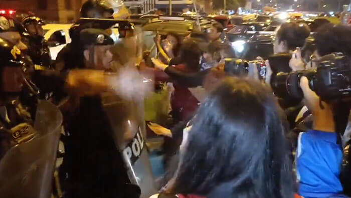 En videos publicados en redes sociales se muestra cómo agentes policiales agreden a los manifestantes que se encontraban frente al Palacio de Justicia.