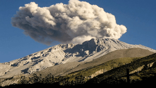 Continúa la alerta ante emisiones del volcán Ubinas en Perú