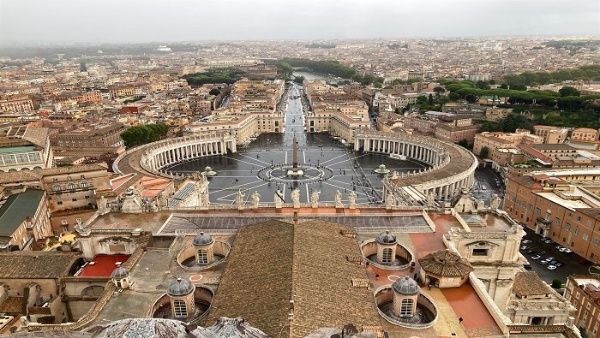 Vaticano condena a cardenal a prisión por fraude