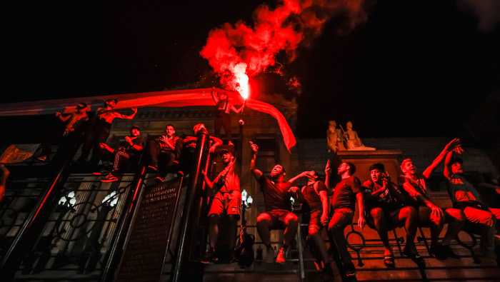 En Buenos Aires, los inconformes volvieron a congregarse en las afueras del Congreso, que tuvo una fuerte custodia policial.