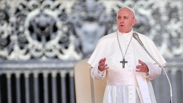 El papa pide cese de ataques en Gaza en la bendición de Navidad
