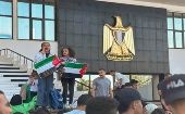 Palestinos condenan en la capital egipcia los bombardeos y ataques contra la Franja de Gaza.