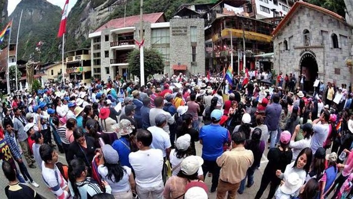 Las protestas en el marco del paro indefinido demandan la destitución de la ministra de Cultura, Leslie Urteaga.