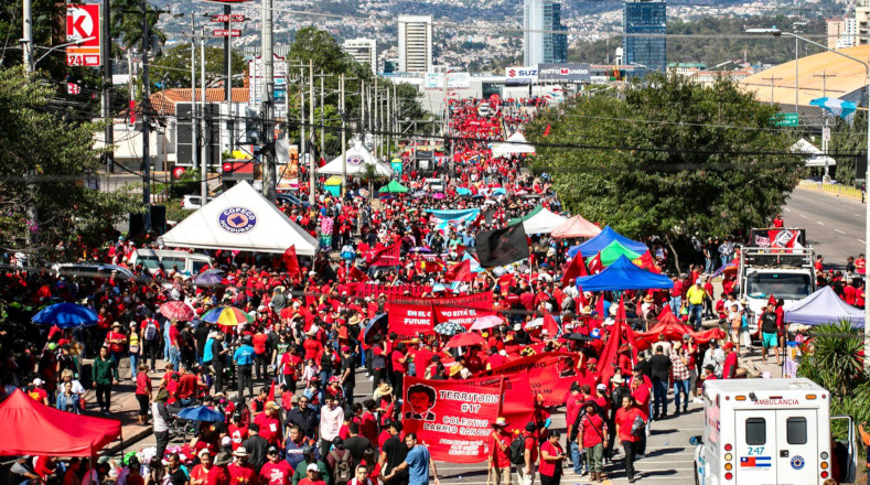 Simpatizantes del oficialismo y ciudadanos en general participan hoy en los actos para celebrar dos años del Gobierno de Xiomara Castro, en Tegucigalpa.