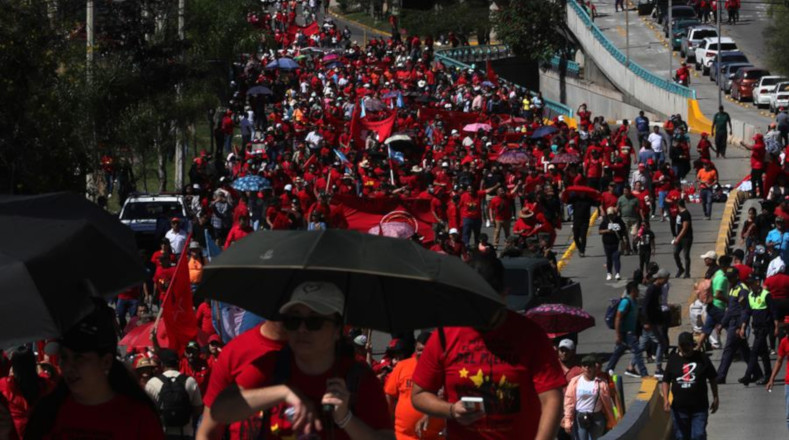 Desde muy temprano, decenas de personas comenzaron a llegar al punto de reunión, procedentes de diferentes sectores del país.