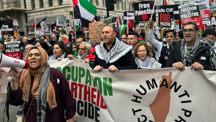 La manifestación se produce después de que el ministro de Exteriores, David Cameron, indicara hace unos días que el Reino Unido podría plantearse reconocer un Estado palestino a fin de impulsar el proceso de paz