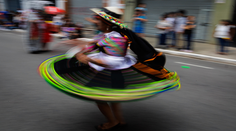Las bolivianas y bolivianos que viven en Brasil estuvieron presentes en esta jornada, destacando su tradición y cultura originarias.