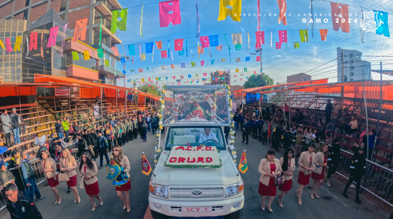 Así fue el traslado de la Virgen del Socavón que abrió las actividades del Carnaval Grande de Oruro 