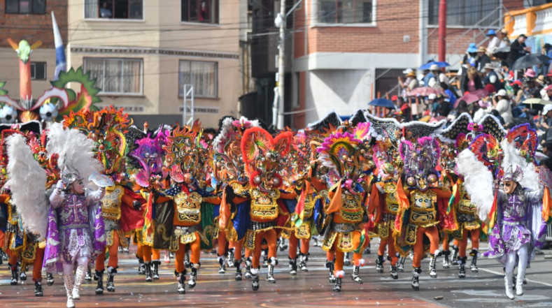 Más de 59 mil danzarines peregrinan danzando más de 4 kilómetros hasta llegar al Santuario de la Virgen del Socavón. 