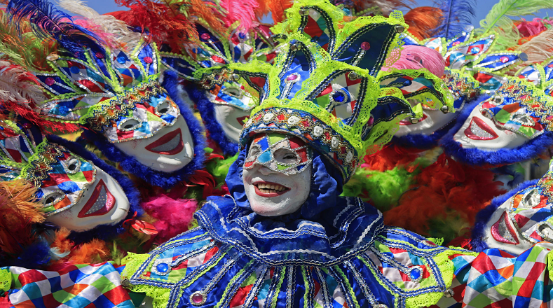 Los desfiles del Carnaval de Barranquilla muestran las danzas, carros alegóricos y coloridos disfraces.