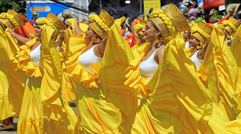 Junto a comparsas, conjuntos de cumbia y cerca de 300 grupos folclóricos interpretan bailes tradicionales por estos días.