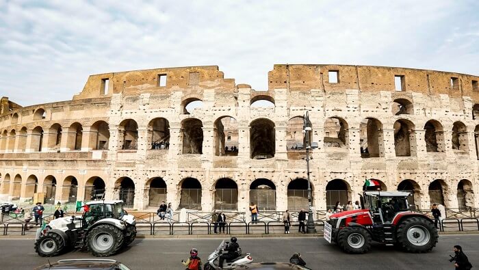 Tractores recorren las calles de Roma, Italia, frente al Coliseo en reclamo ante la falta de rentabilidad de sus producciones. Imágenes como estas se replican en toda Europa.