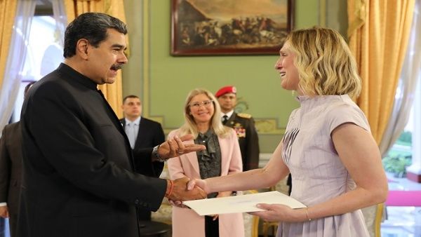 Presidente venezolano recibe cartas credenciales de nuevos embajadores