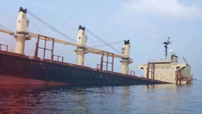 El buque sufrió daños catastróficos tras recibir el pasado lunes 19 de febrero el impacto de dos misiles cuando navegaba por aguas del golfo de Adén.