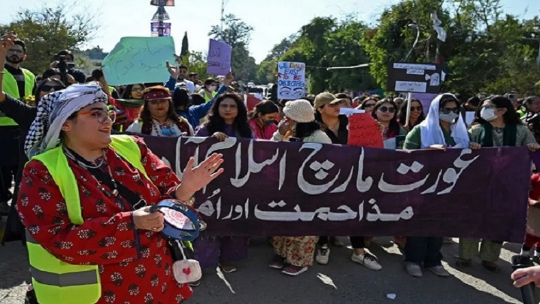 En Pakistán, miles de mujeres se congregaron en varias ciudades para alertar sobre las diversas violencias que sufren, el matrimonio de niñas, las violaciones, el acoso callejero y laboral, la escasa representación femenina en el Parlamento y la cultura de la impunidad. 