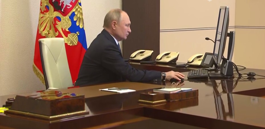 El jefe de Estado se dirigió a su escritorio, se sentó frente al ordenador y ejerció su votó, tras lo cual recibió el mensaje de 