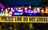 La policía está buscando a un sospechoso en un tiroteo masivo que dejó dos personas muertas y otras cinco heridas en Washington, DC la madrugada del domingo.