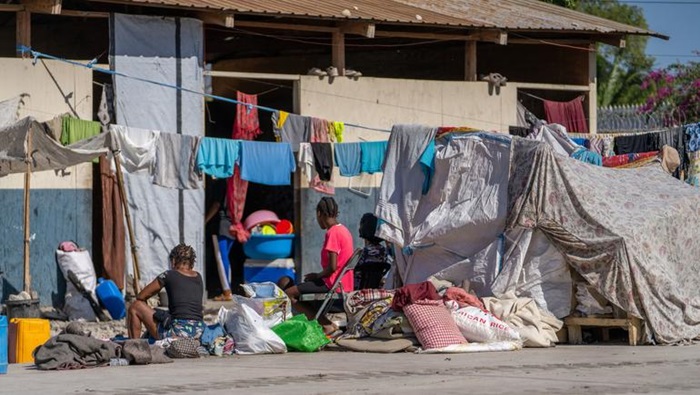 El avance de los antisociales provoca que los haitianos abandonen sus hogares en la capital.