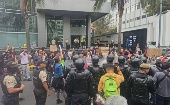 La Conaie junto al Frente Nacional Antiminero y el Movimiento Indígena y Campesino de Cotopaxi organizaron una protesta frente a la embajada de Canadá, en Quito
