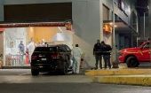 Agentes policiales y de otras fuerzas de seguridad mexicanas se encuentran en el sitio del ataque contra el alcalde para iniciar las investigaciones.