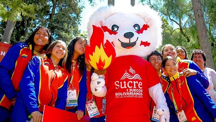 Los atletas que arribaron a Chuquisaca no perdieron ocasión de fotografiarse con el león Buquito, mascota oficial de los Juegos.