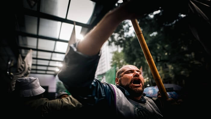 Miles de trabajadores realizaron ingresos masivos a diferentes instituciones públicas como forma de protesta contra los despidos masivos accionados por el Gobierno argentino.