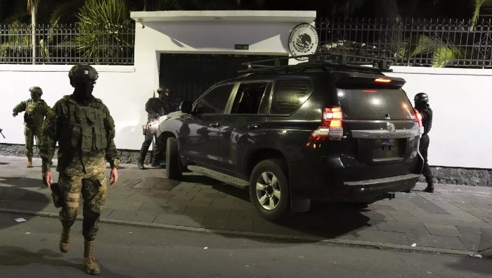 El violento asalto de las fuerzas policiales ecuatorianas a la Embajada mexicana en Quito ha sido condenado por una treintena de países de la región y de Europa y ocho organismos internacionales.