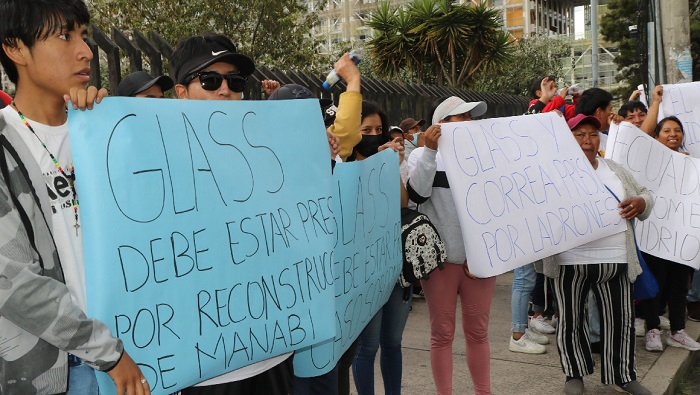Simpatizantes con el exfuncionario portaban pancartas con consignas como “Libertad para Glass”, y otras expresaban el agradecimiento al Gobierno mexicano por el apoyo.