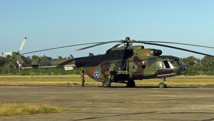 El helicóptero se precipitó a tierra en el área del Aeropuerto Internacional Antonio Maceo Grajales en Santiago de Cuba.