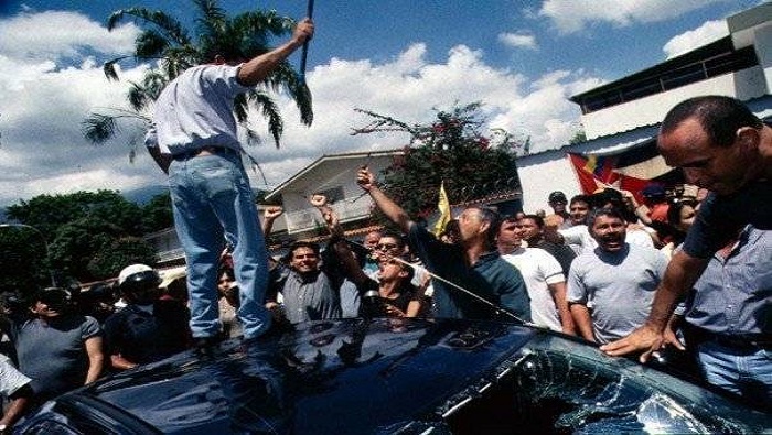 Los violentos que asediaron la Embajada cubana le cortaron servicios básicos y amenazaron con impedir que llegaran alimentos a los diplomáticos cubanos.